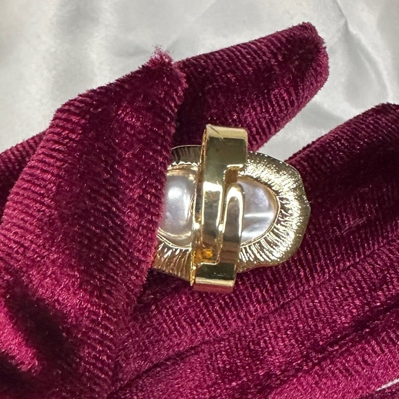 Anthropologe unique adjustable Gold ring with Pearl Accents - Picture 7 of 10